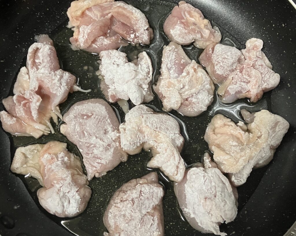 切って片栗粉をまぶした鶏もも肉