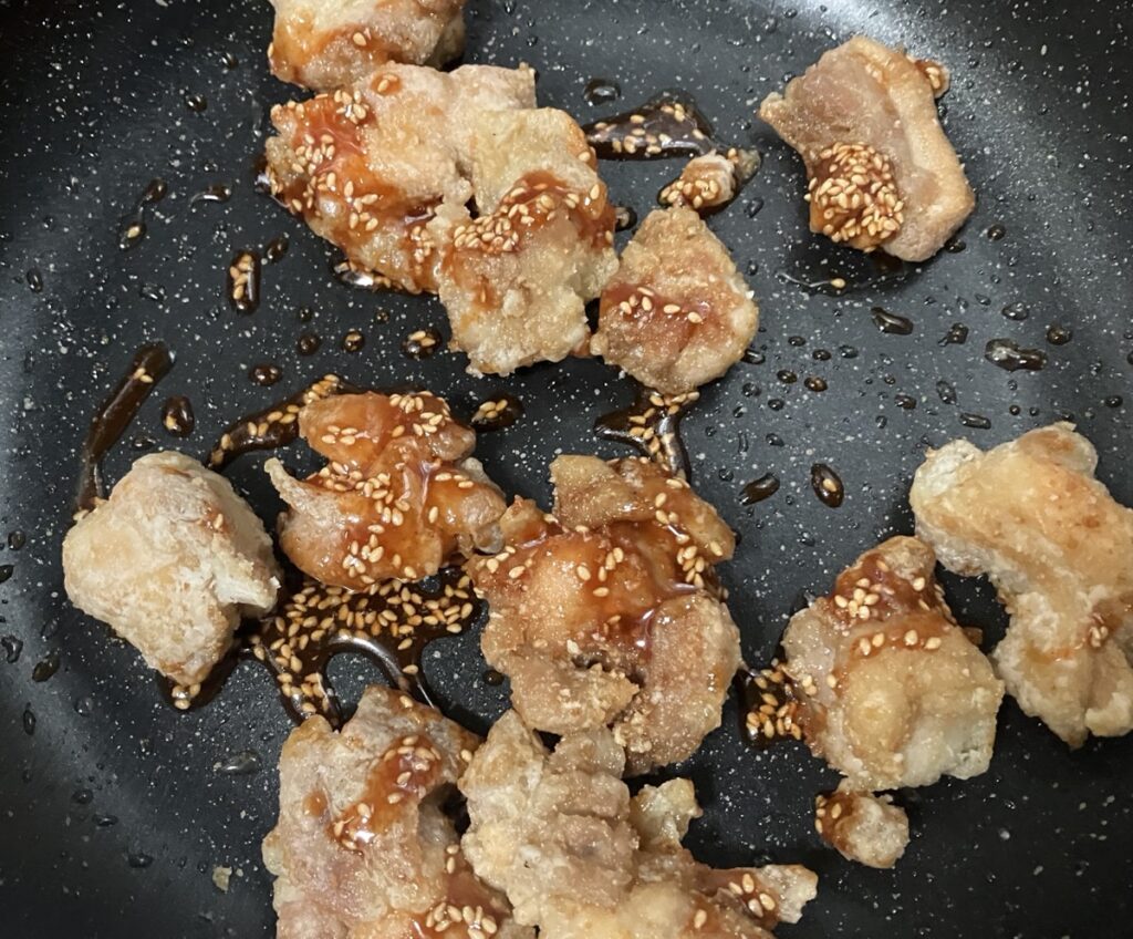 タレを絡めているヤンニョムチキン