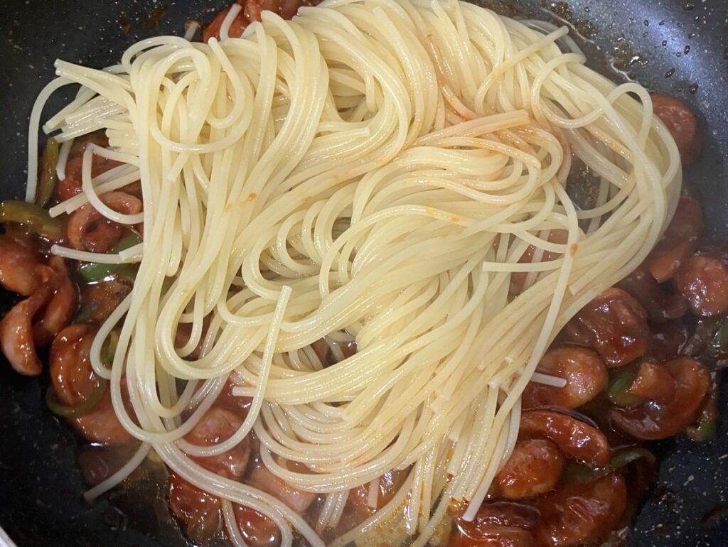 パスタを加えた画像