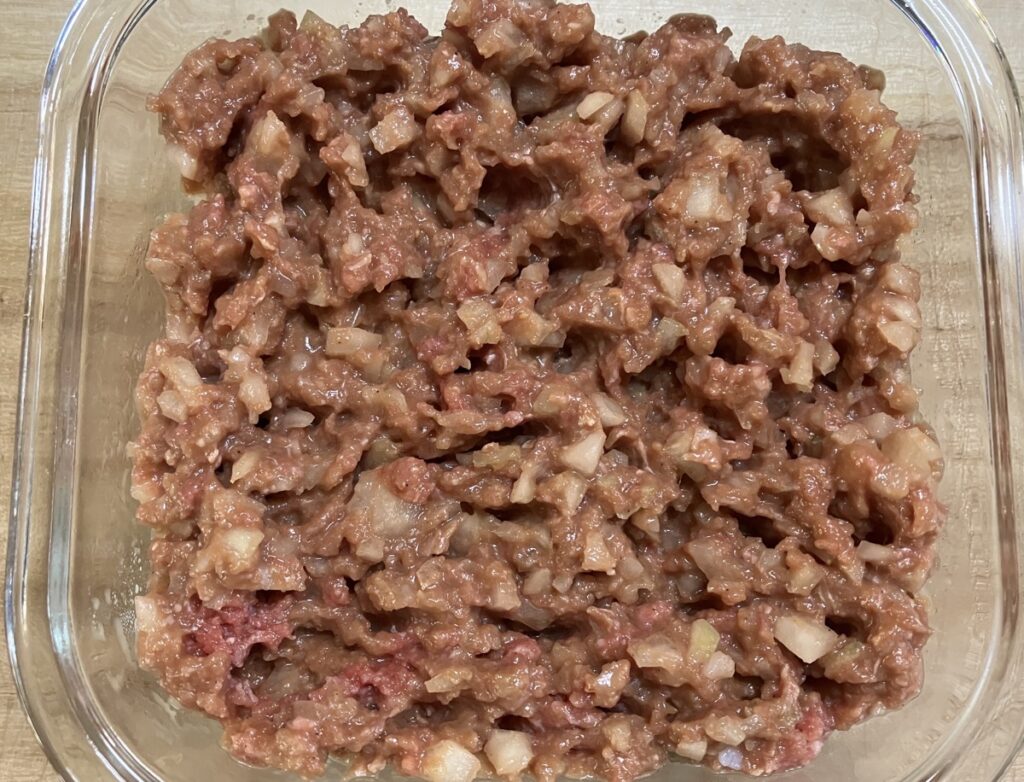 バターご飯に肉ダネをのせた画像