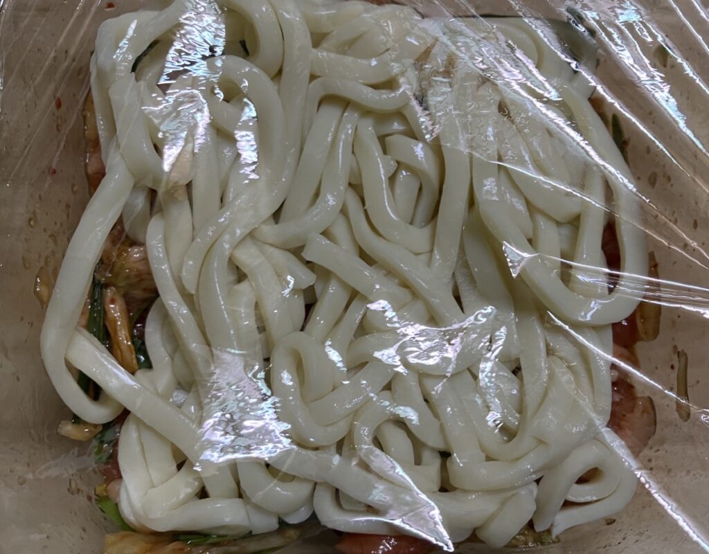 レンジで加熱前の豚キムチうどんの画像