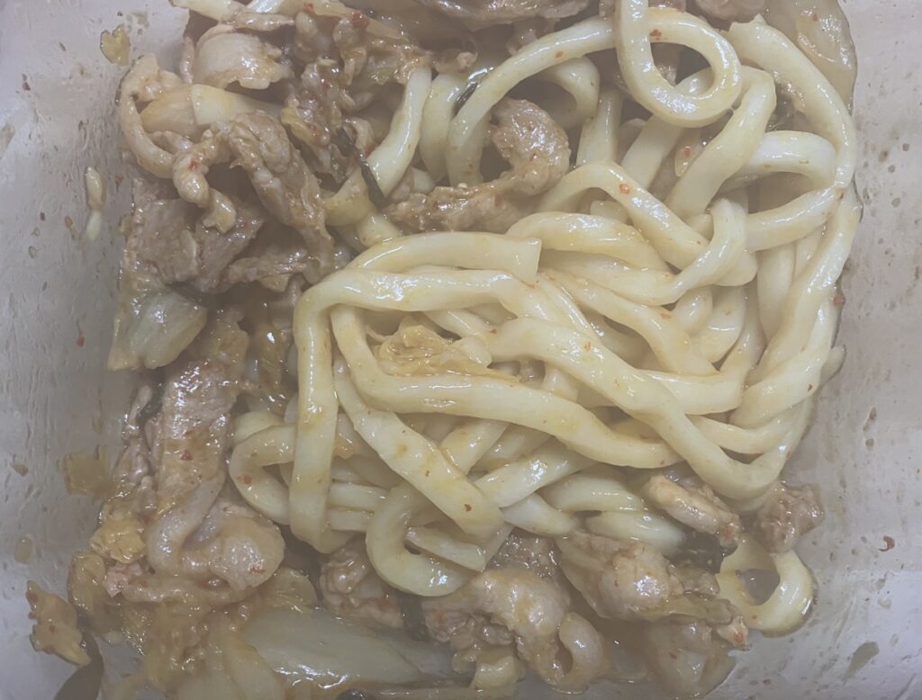 加熱後によく混ぜた豚キムチうどんの画像