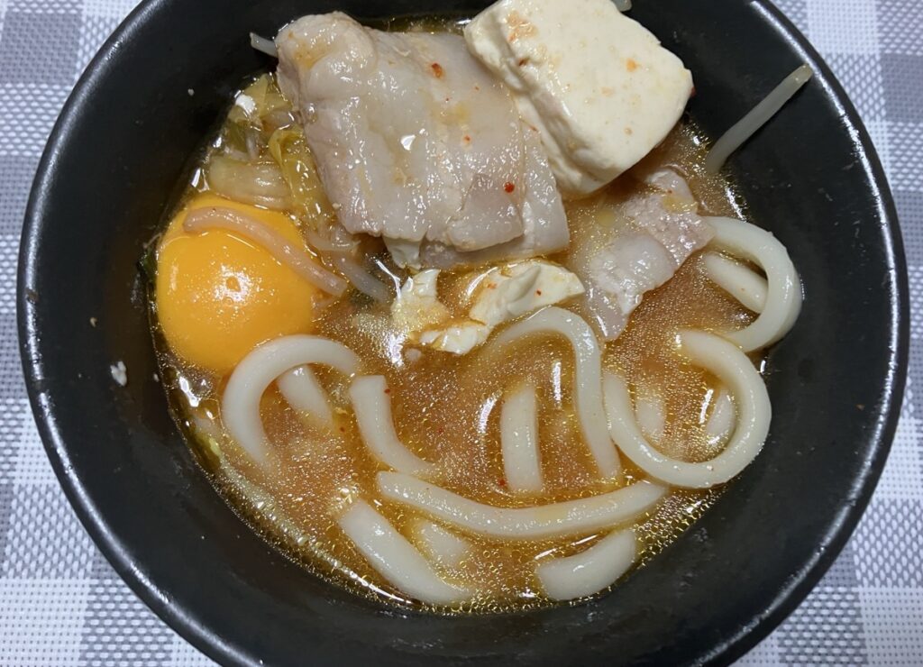 うどんを加えたキムチチゲスープの画像