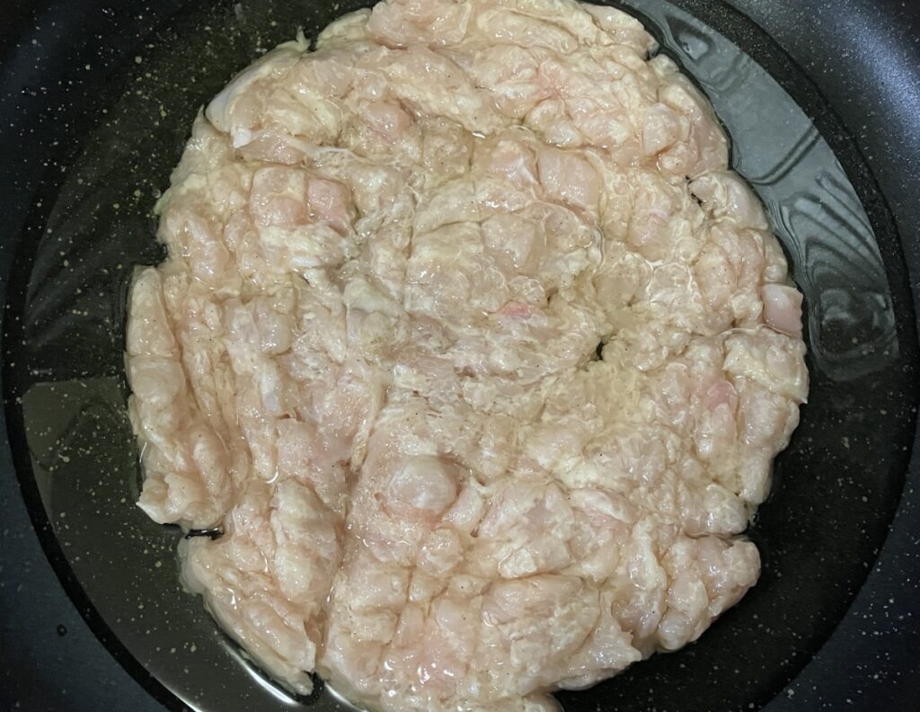 円形にして揚げ焼きにしている鶏むね肉の画像