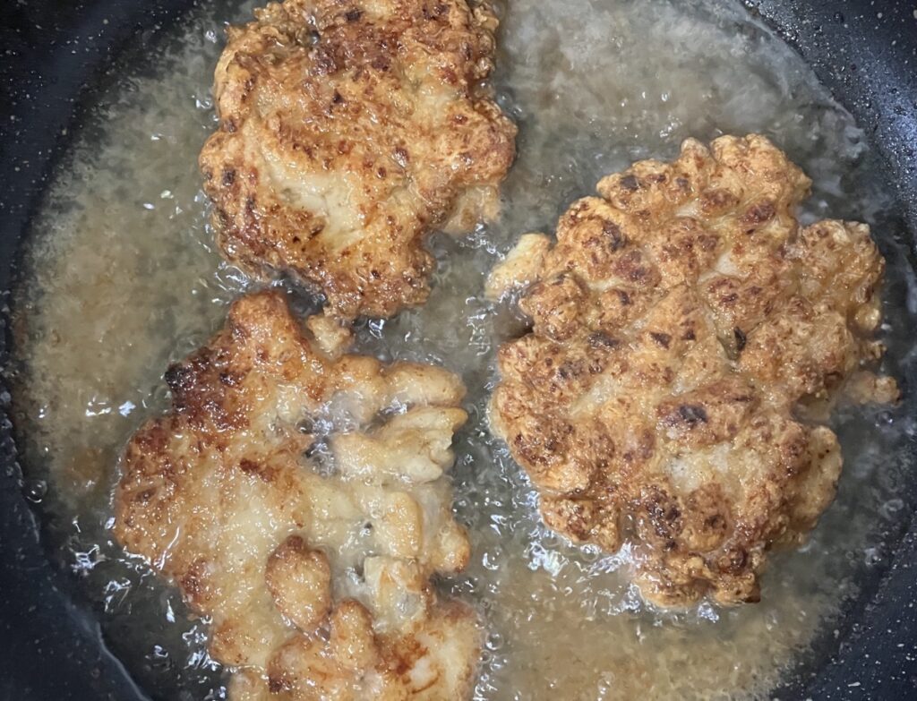 揚げ焼きにした鶏むね肉の画像