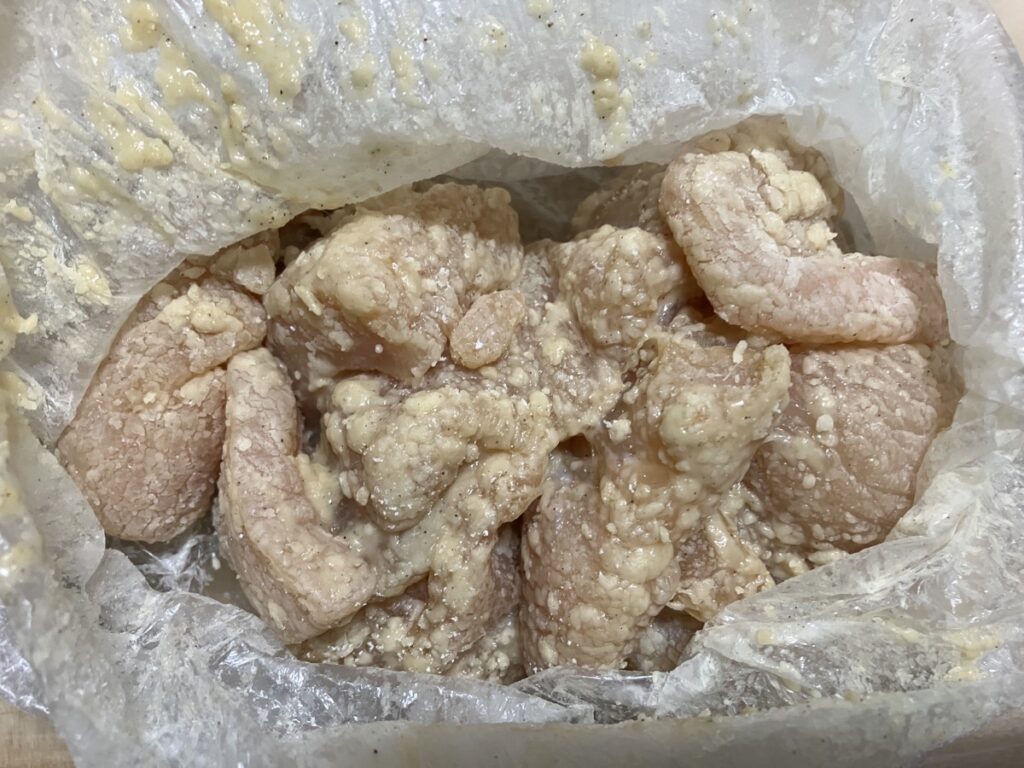 鶏肉に片栗粉をまぶした画像