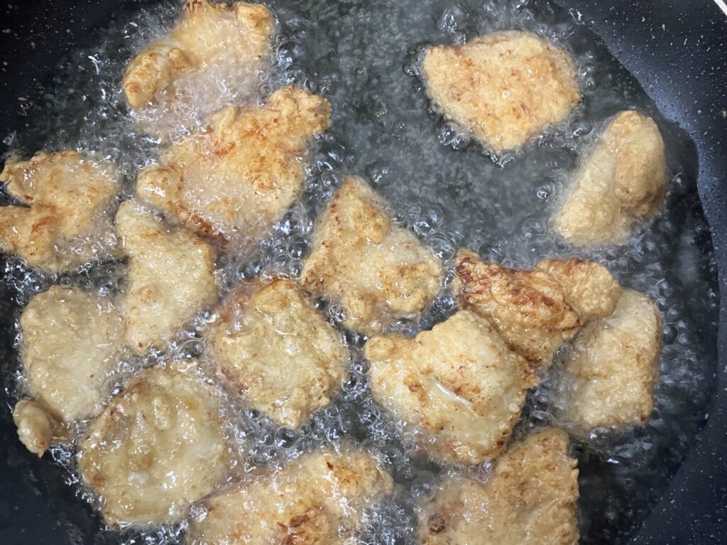 こんがりするまで揚げ焼きにした鶏肉の画像