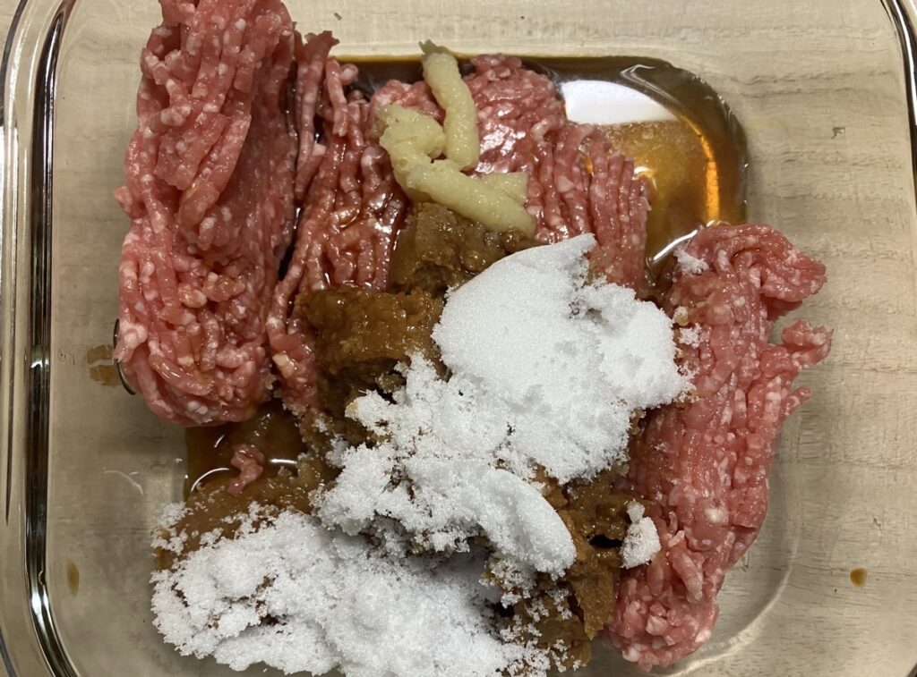 耐熱容器に肉味噌の材料を入れたが画像