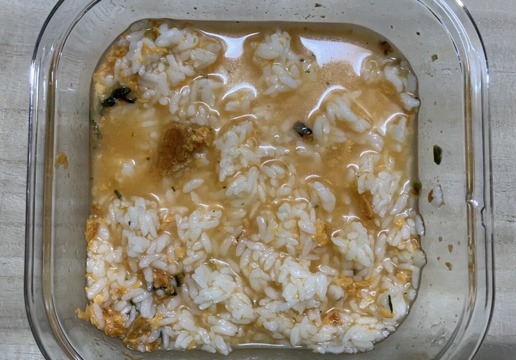 水でほぐしたキムチチゲスープの素、白米、オイスターソース、豆板醤を入れてよくかき混ぜた画像
