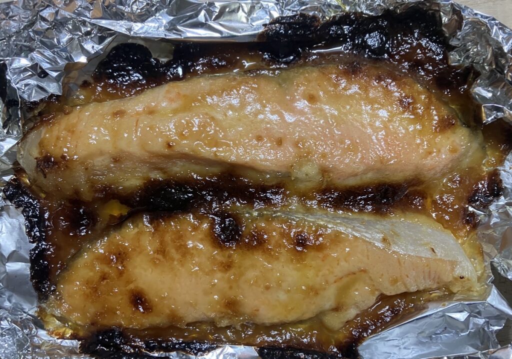 トースターで焼いた鮭の画像