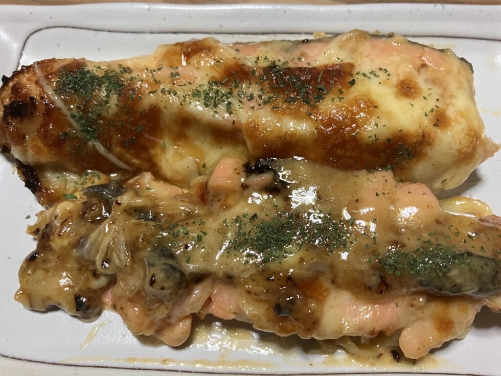 出来上がった鮭の味噌マヨチーズ焼きの画像