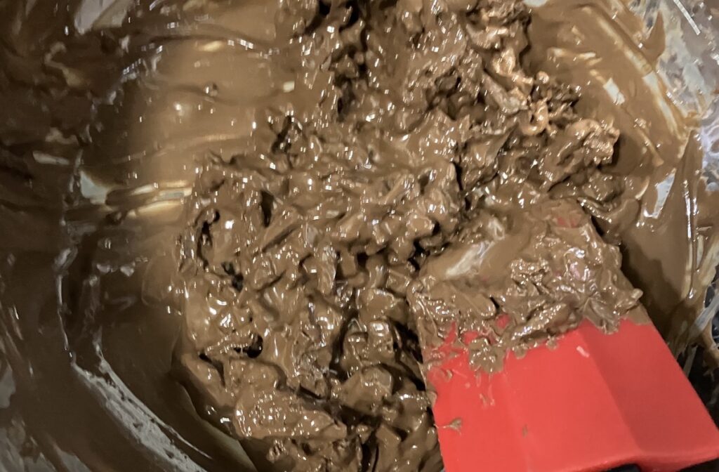 刻んだチョコレートを鍋に入れ、弱火で溶かした画像