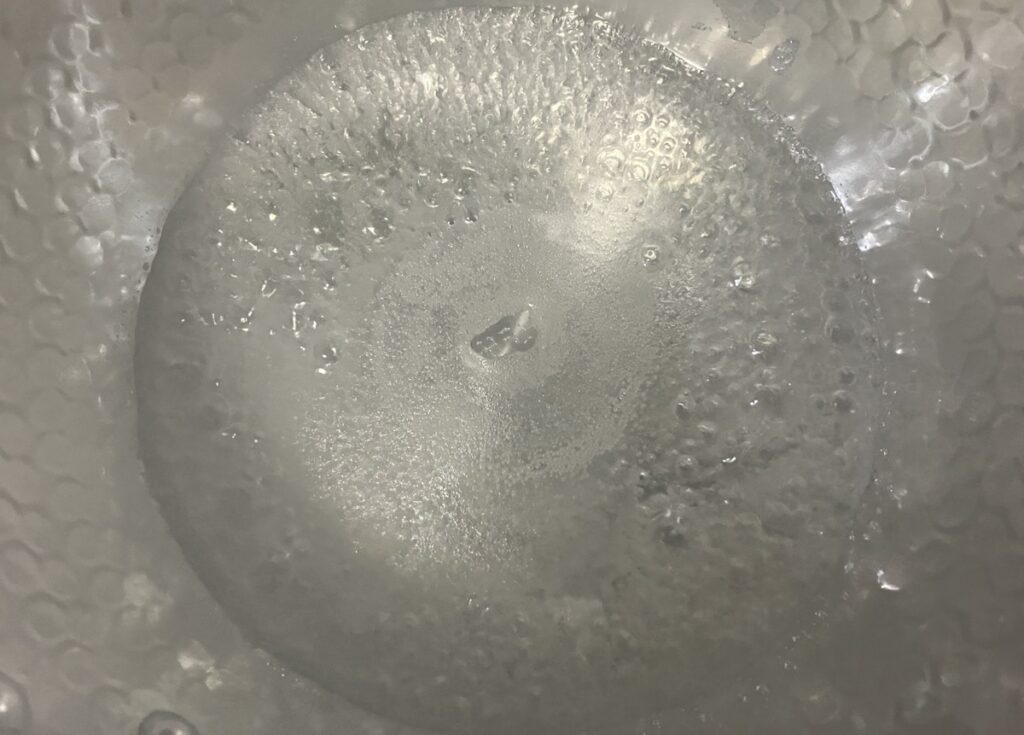 鍋にグラニュー糖と水を入れ加熱している画像