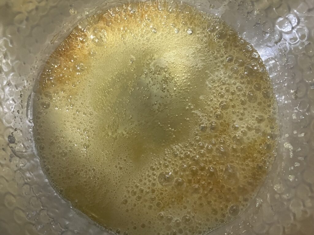 鍋にグラニュー糖と水を入れ、薄い茶色になるまで加熱した画像