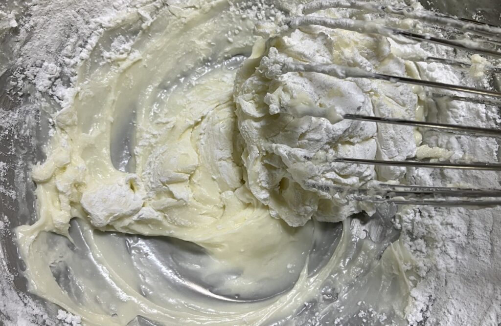 よくかき混ぜたクリームチーズ、グラニュー糖、コーンスターチの画像