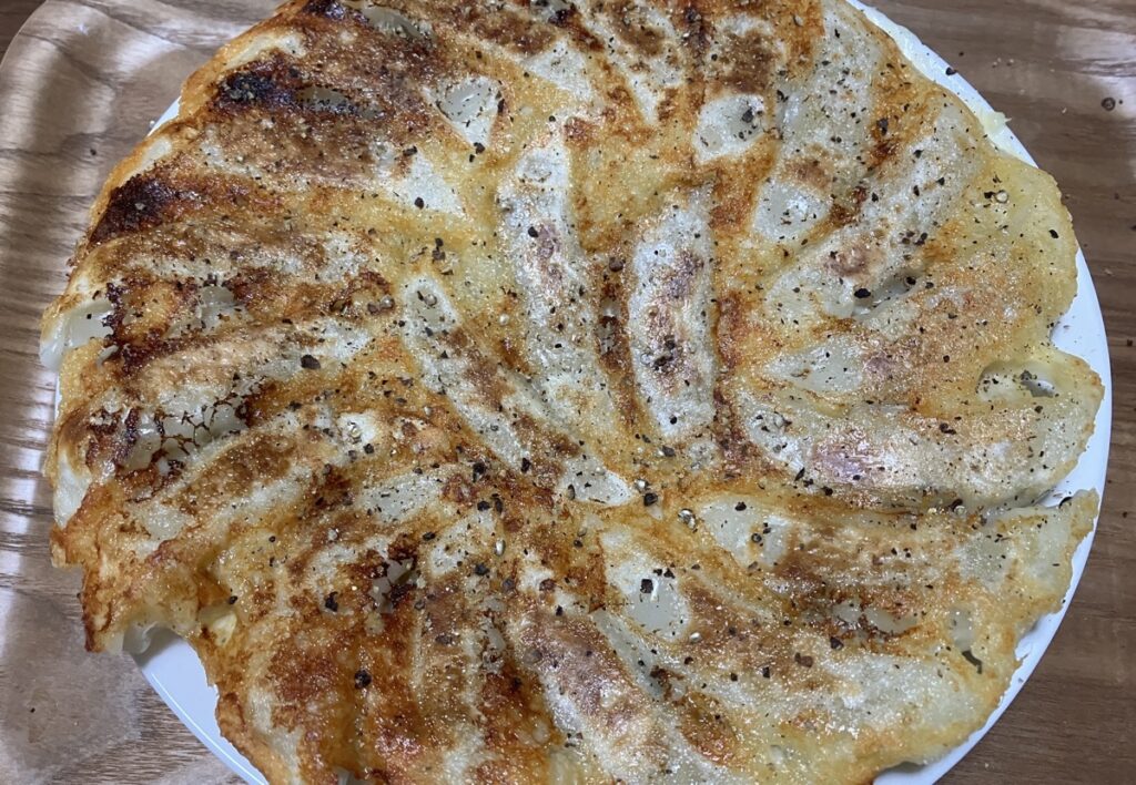 出来上がった餃子のチーズ焼きの画像