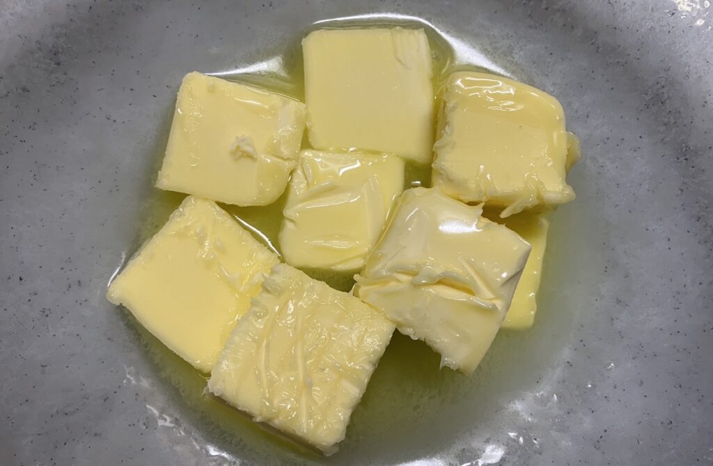 常温に戻したバターの画像