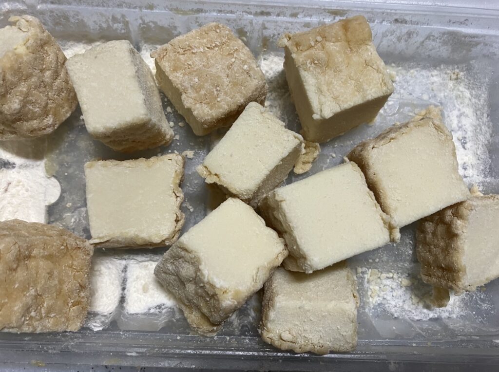 小麦粉をまぶした角切りの厚揚げ豆腐の画像