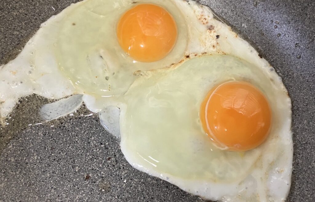 焼いている卵の画像