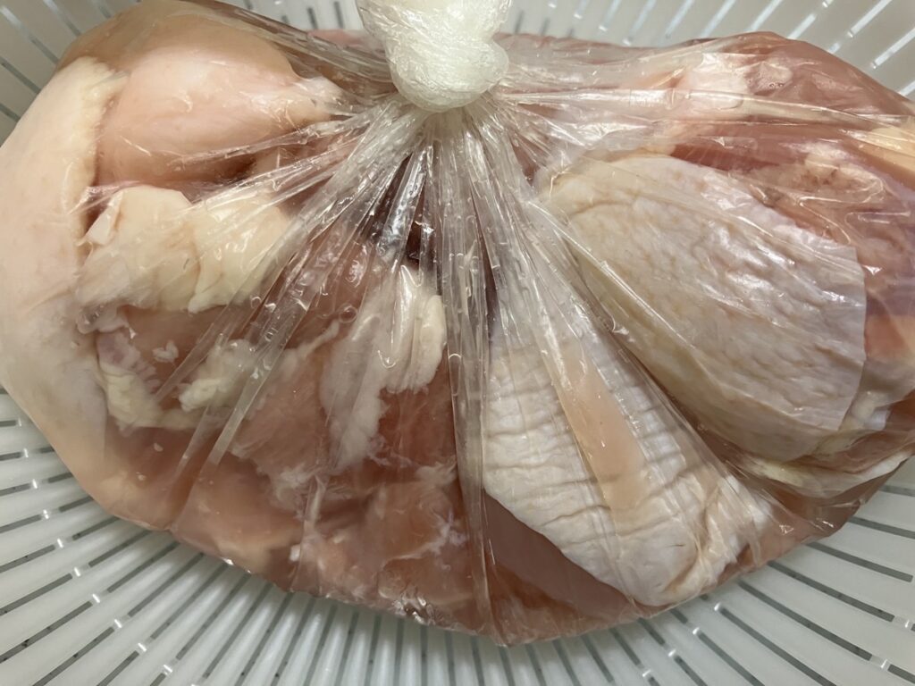 ブライン液に漬け込んでいる鶏肉の画像