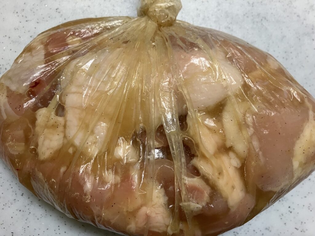 鶏肉、醤油、みりん、酒、砂糖、にんにく、生姜を漬け込んでいる画像