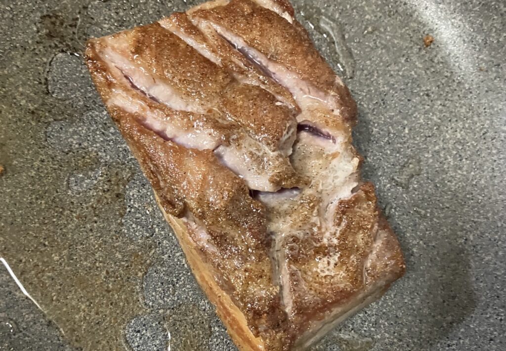 焼き色をつけた豚肉の画像