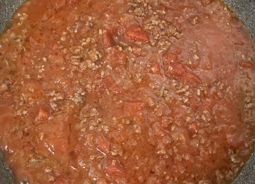 トマト缶、水、赤ワイン、コンソメ、にんにく、塩・胡椒を加え煮込んだ画像